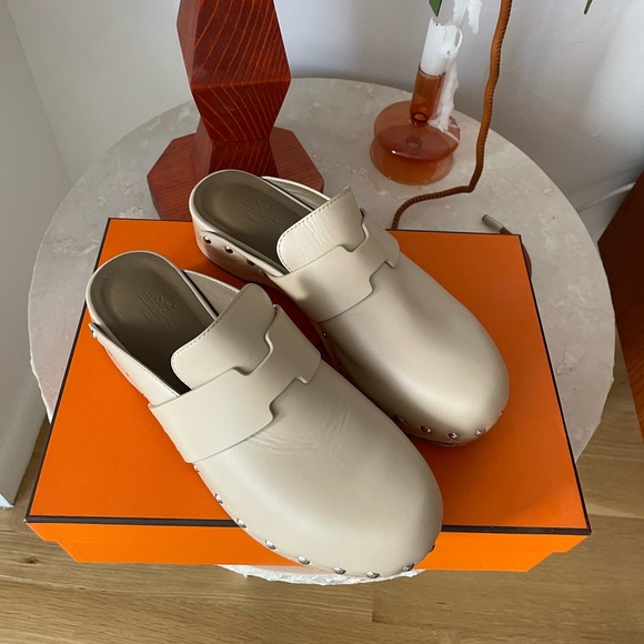 Hermes Shoes - Hermes leather Calya clogs in beige color
36/ US 6